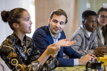 Staatssecretaris Van Ooijen open voor advies van jongeren