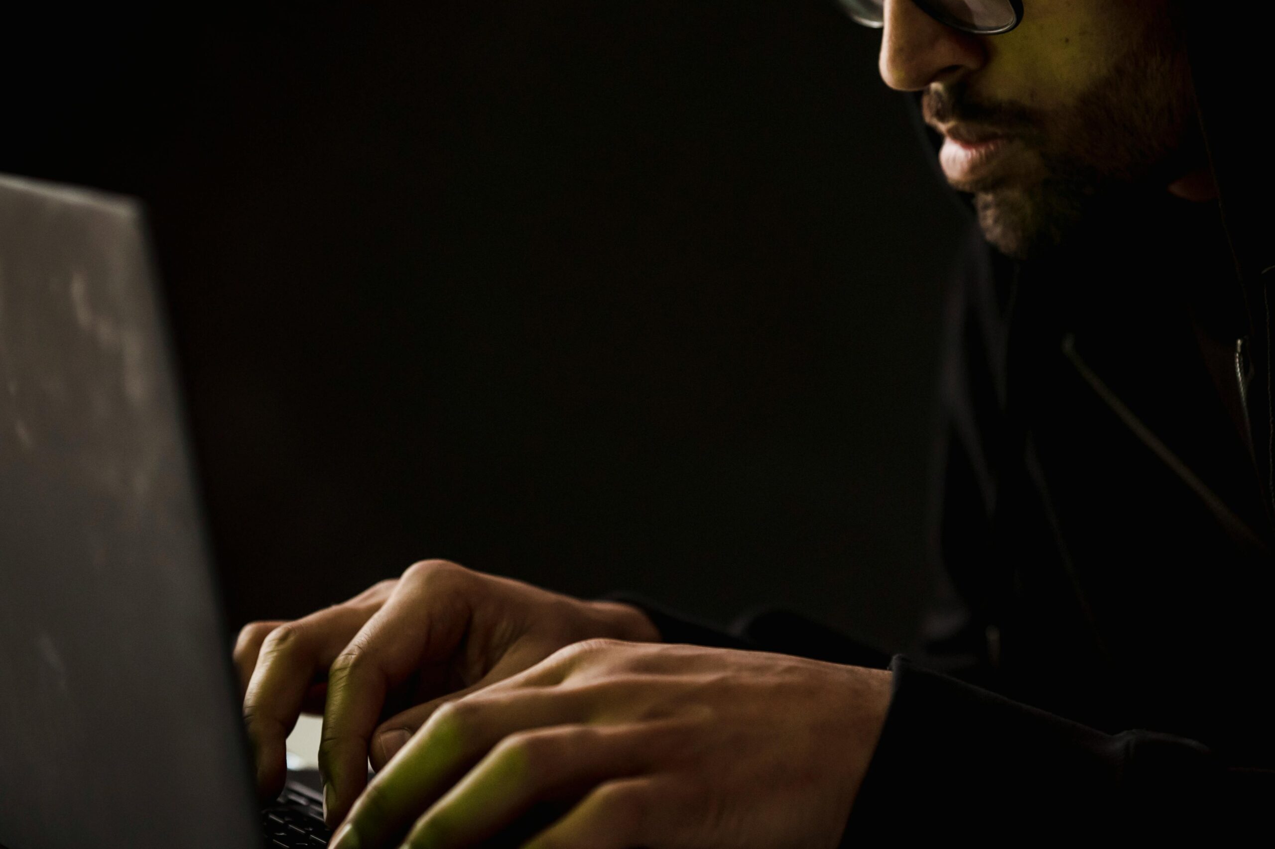 man achter laptop
