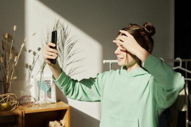 De Klachtenknop: nieuw meldpunt helpt kinderen toezicht houden op reclame van influencers