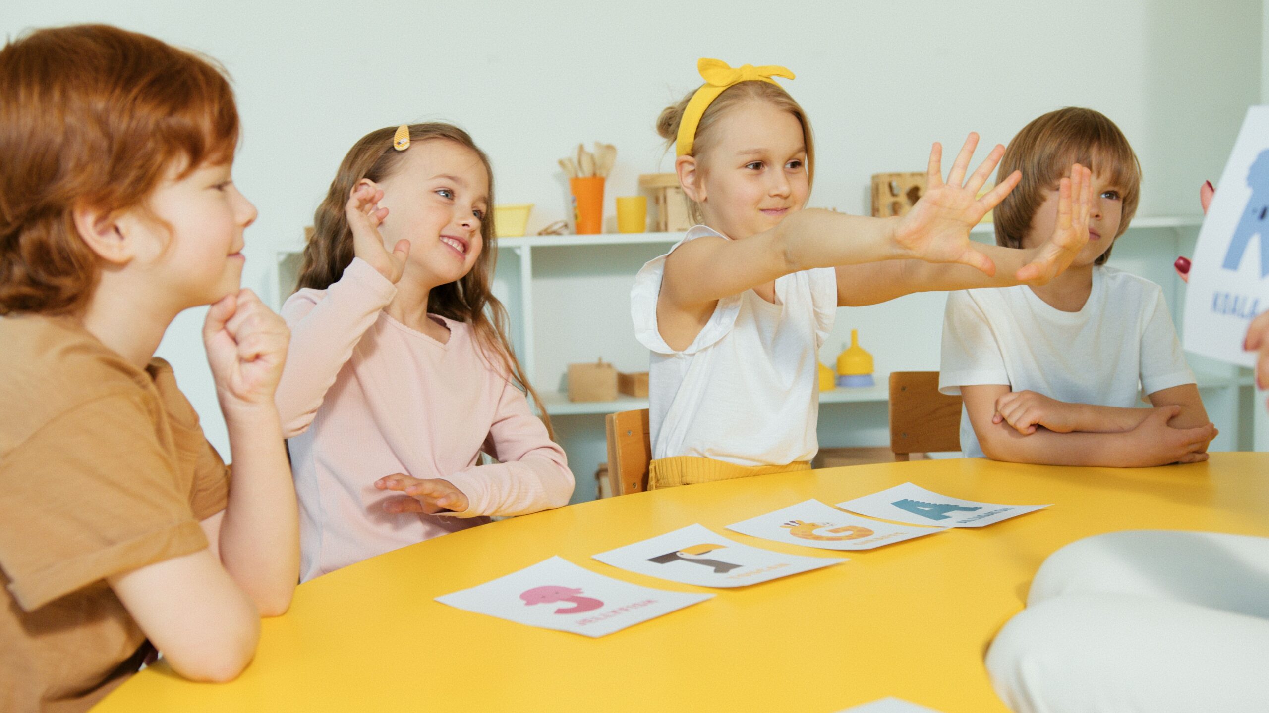 Blije kinderen aan een tafel